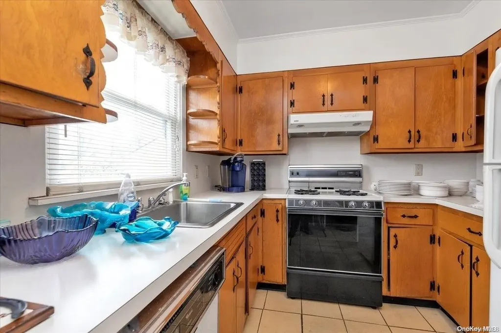 253 Rolling Street Malverne NY 11565