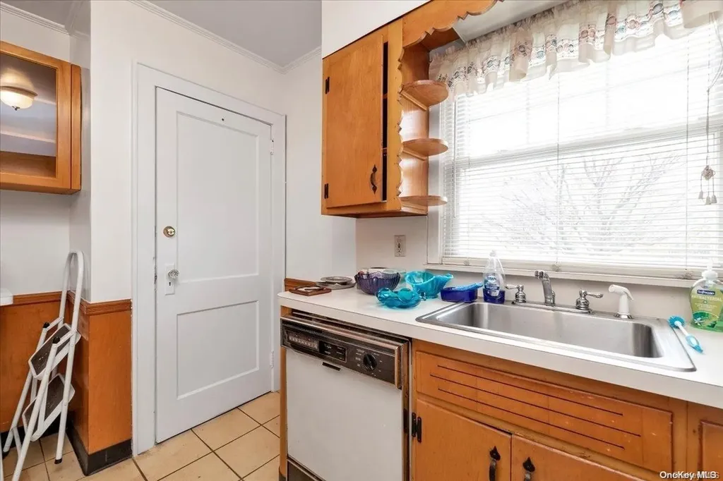 253 Rolling Street Malverne NY 11565