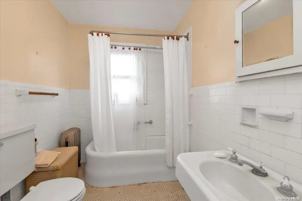 253 Rolling Street Malverne NY 11565