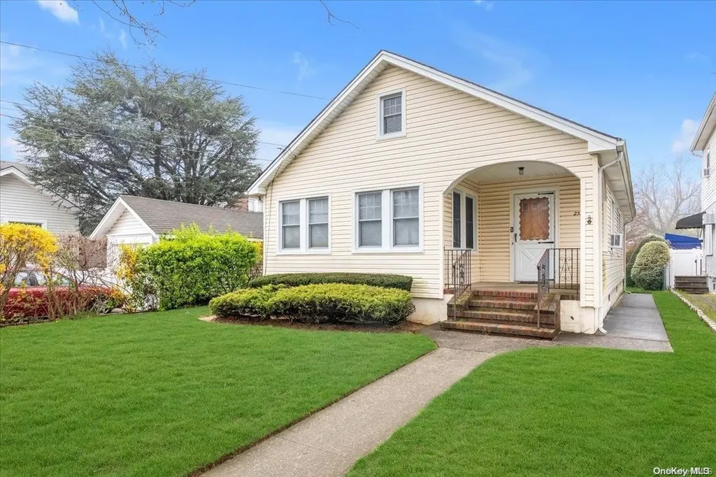253 Rolling Street Malverne NY 11565