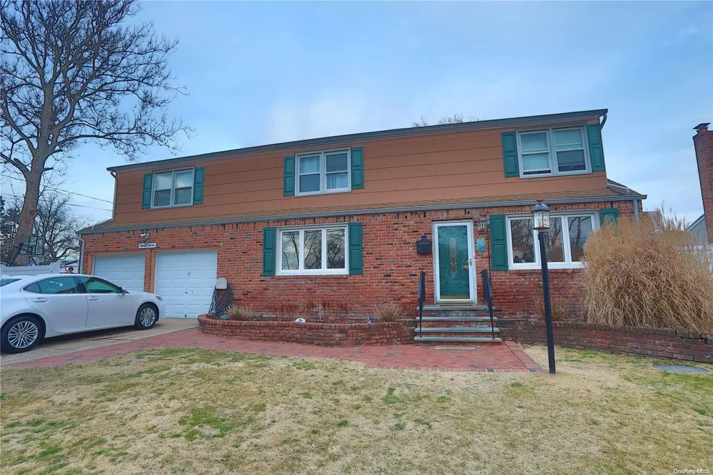 27 Mohawk Avenue Deer Park NY 11729