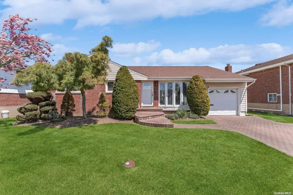 136 Northern Parkway W Plainview NY 11803
