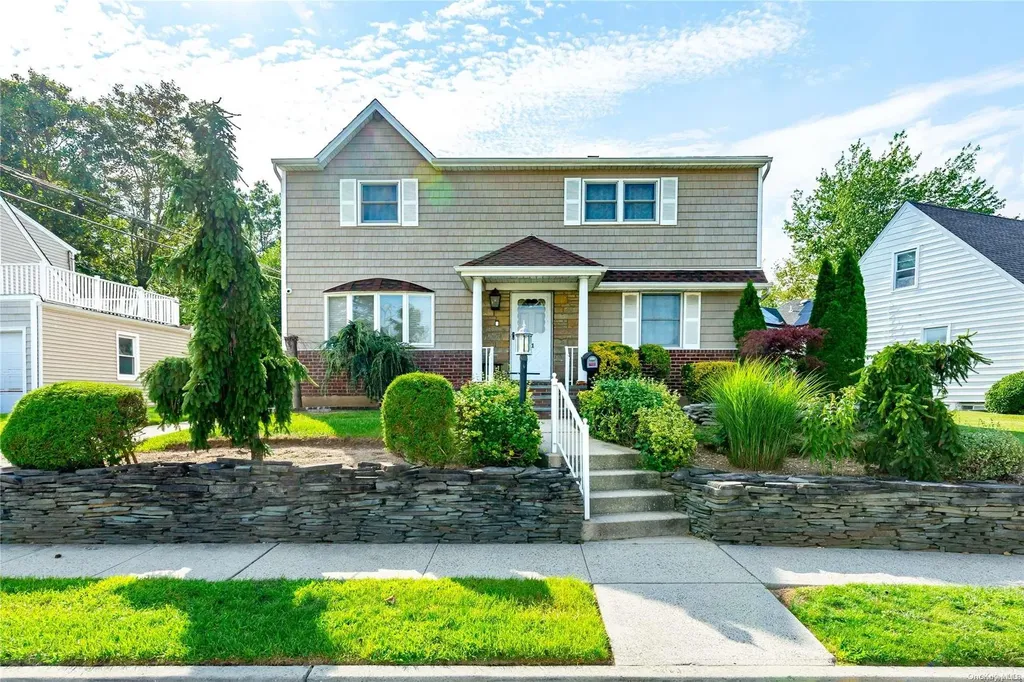 61 Camden Place New Hyde Park NY 11040
