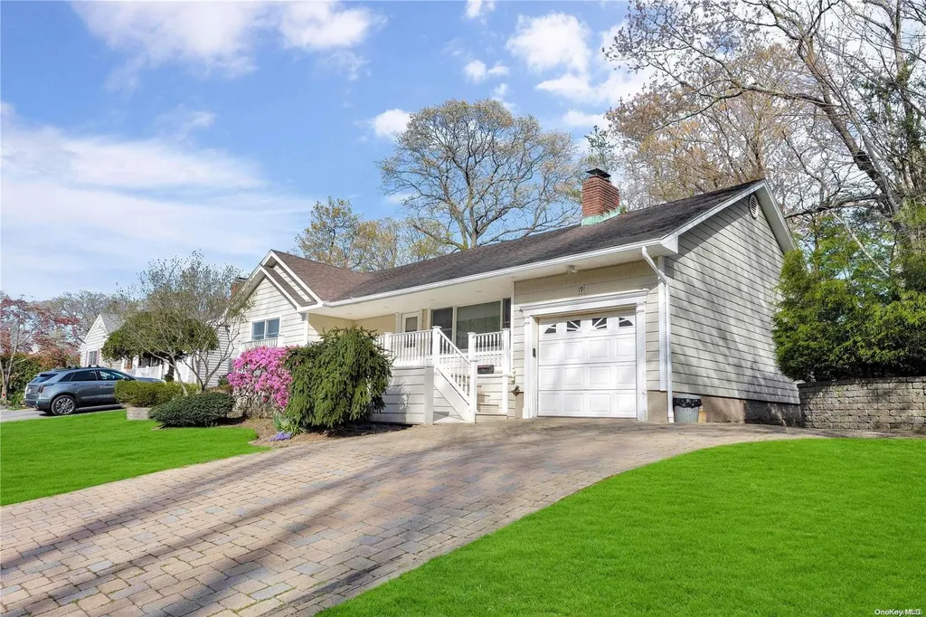 19 Thomas Powell Boulevard Farmingdale NY 11735