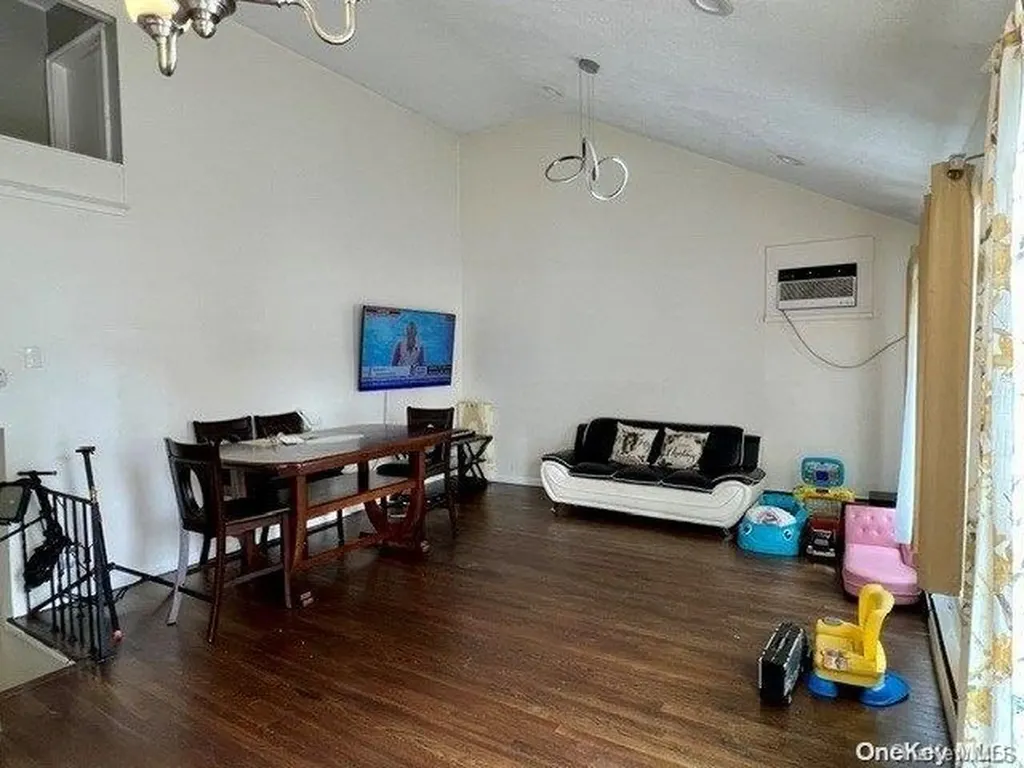 587 S Bayview Avenue Freeport NY 11520