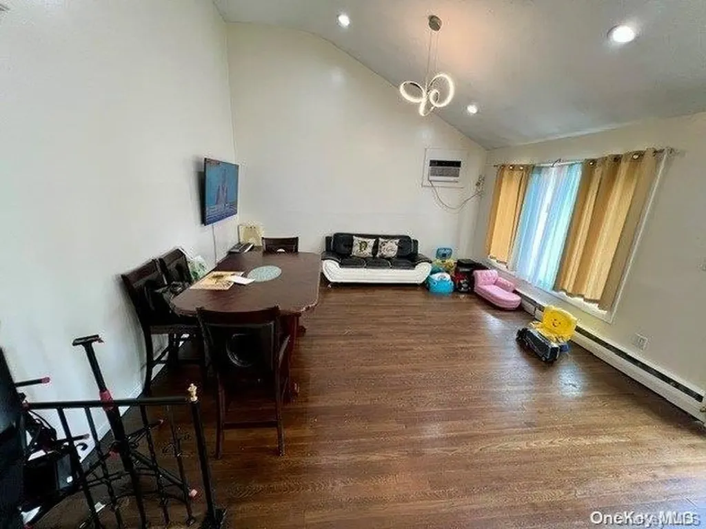 587 S Bayview Avenue Freeport NY 11520
