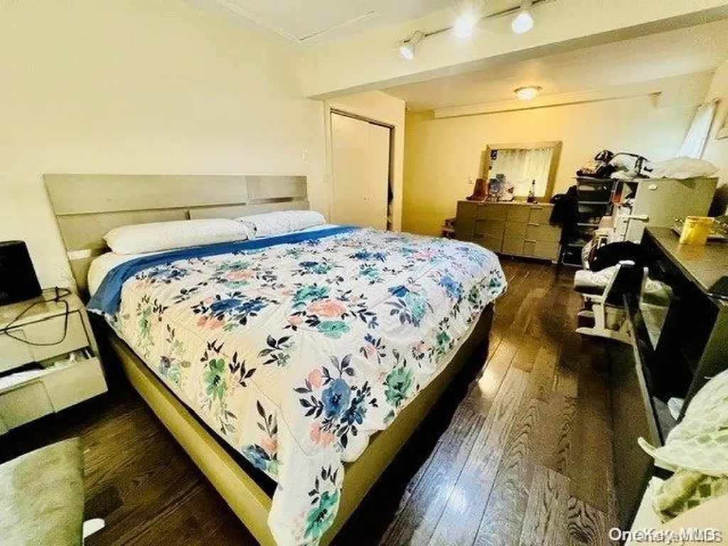 587 S Bayview Avenue Freeport NY 11520