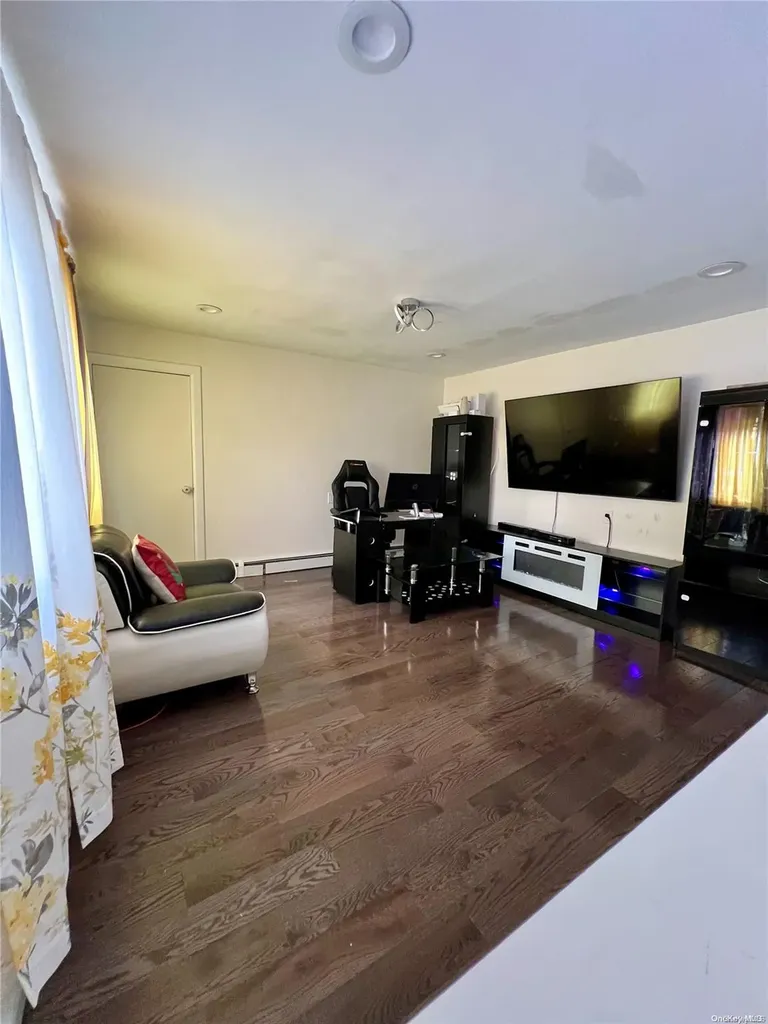 587 S Bayview Avenue Freeport NY 11520