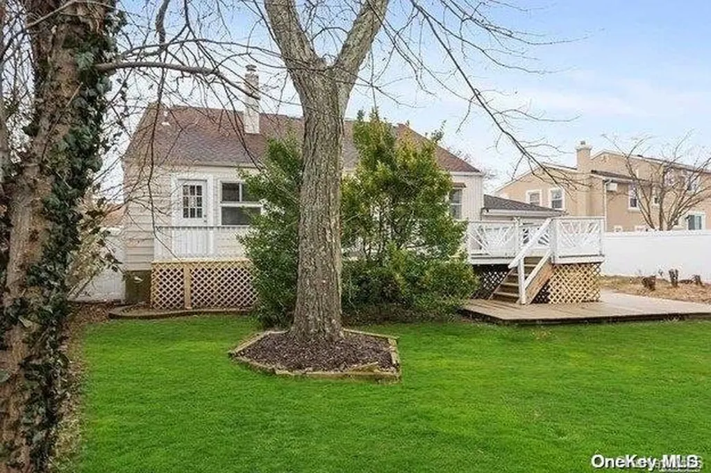 587 S Bayview Avenue Freeport NY 11520