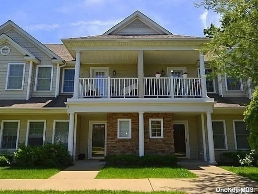 28 Della Drive West Babylon NY 11704