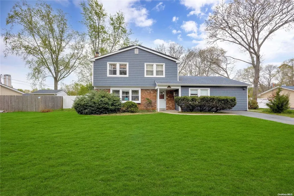 8 Hawkins Path Coram NY 11727