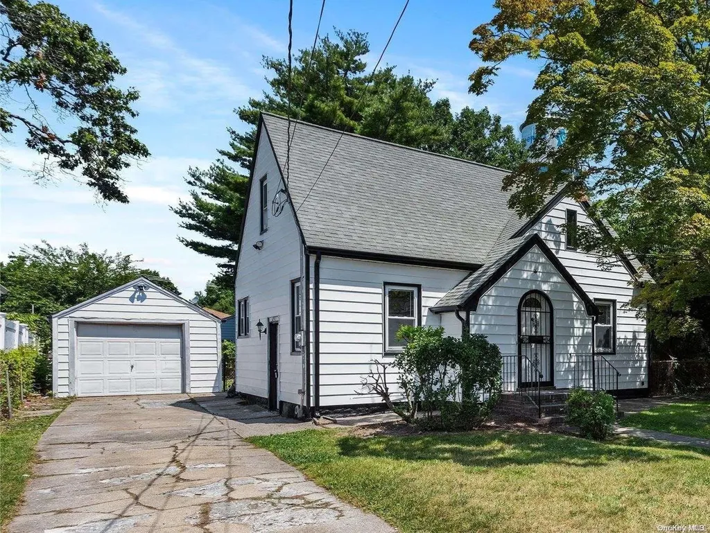 73 Willow Avenue Freeport NY 11520