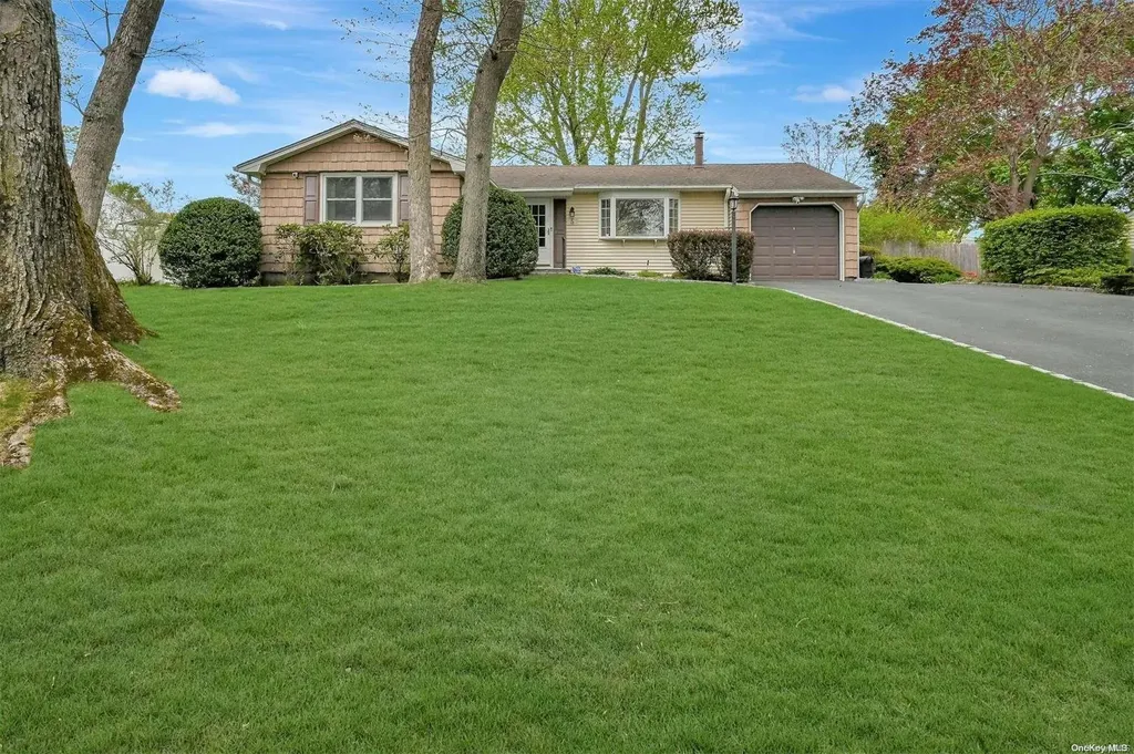 5 Apex Lane Ridge NY 11961