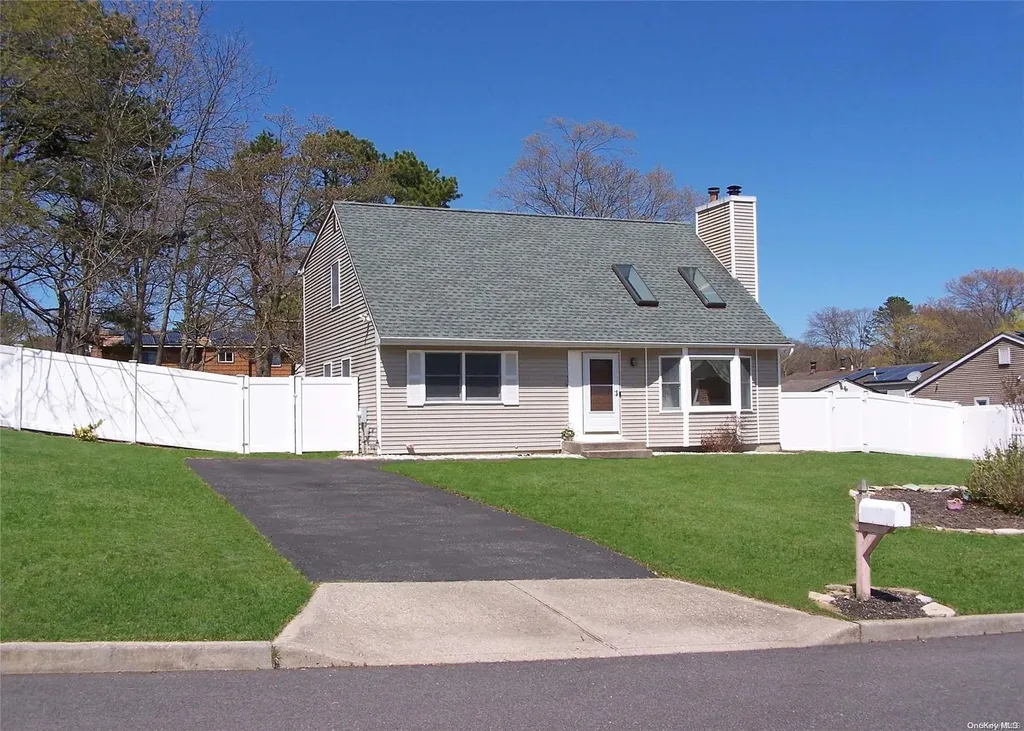 19 Samuels Lane Selden NY 11784