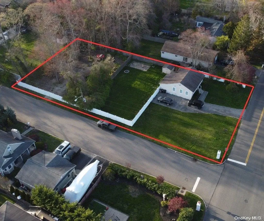 288 Vanderbilt Boulevard Oakdale NY 11769
