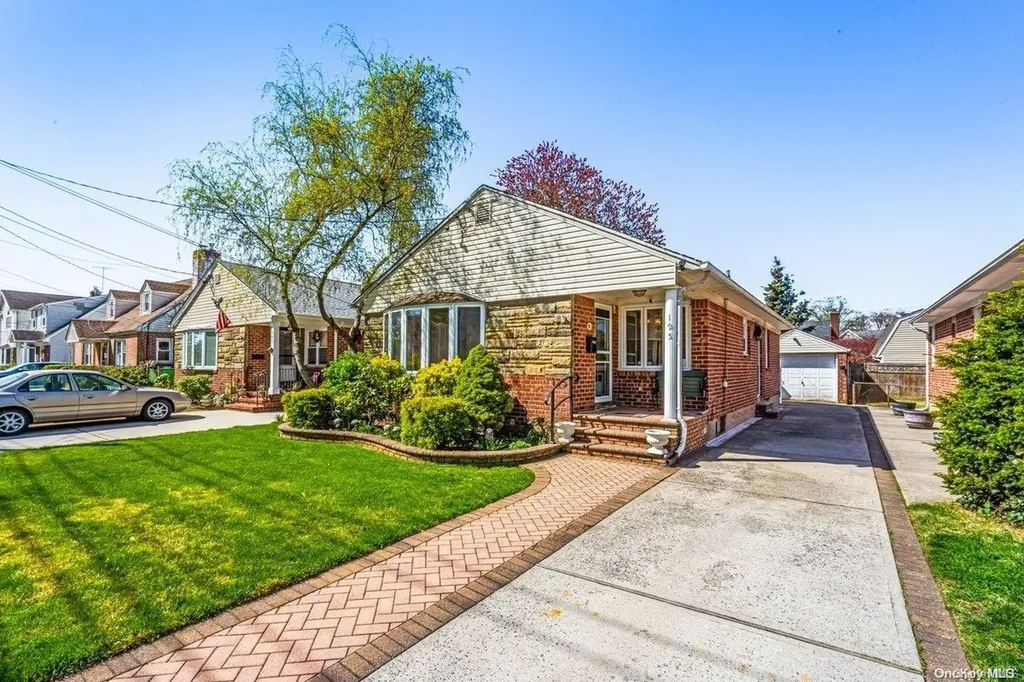 195 Emory Road Mineola NY 11501