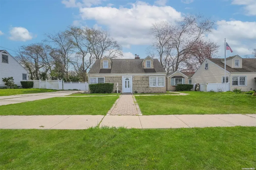 43 Cedar Street Lindenhurst NY 11757
