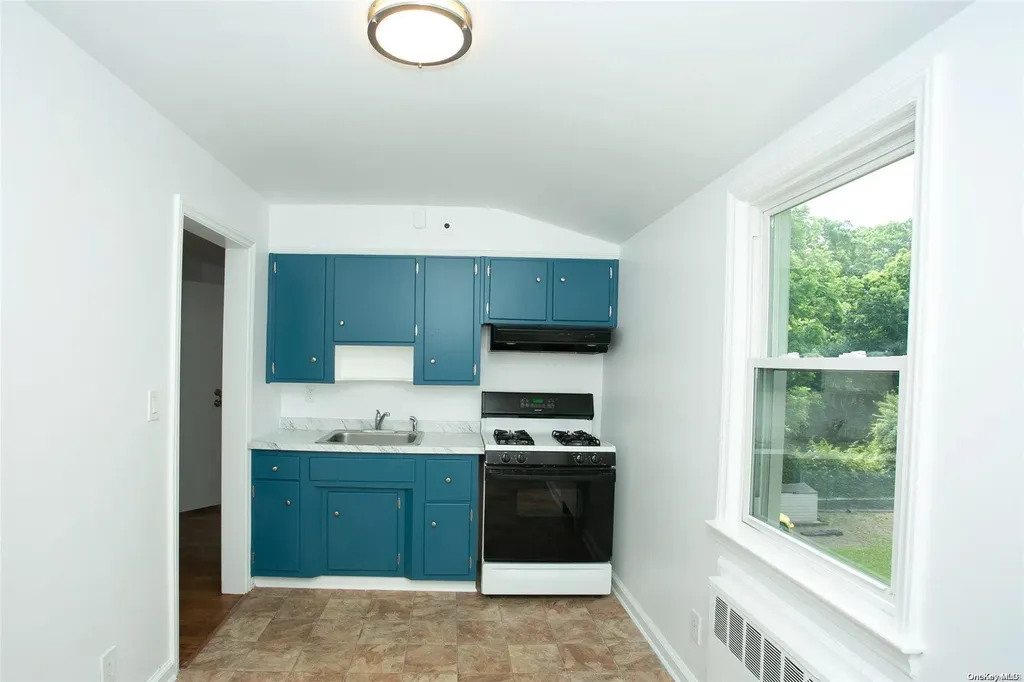 42 Surrey Lane Valley Stream NY 11580