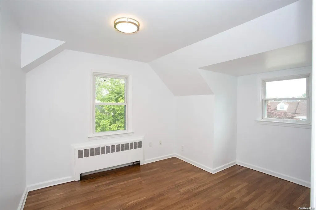 42 Surrey Lane Valley Stream NY 11580
