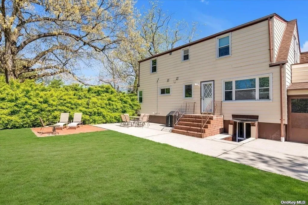 42 Surrey Lane Valley Stream NY 11580