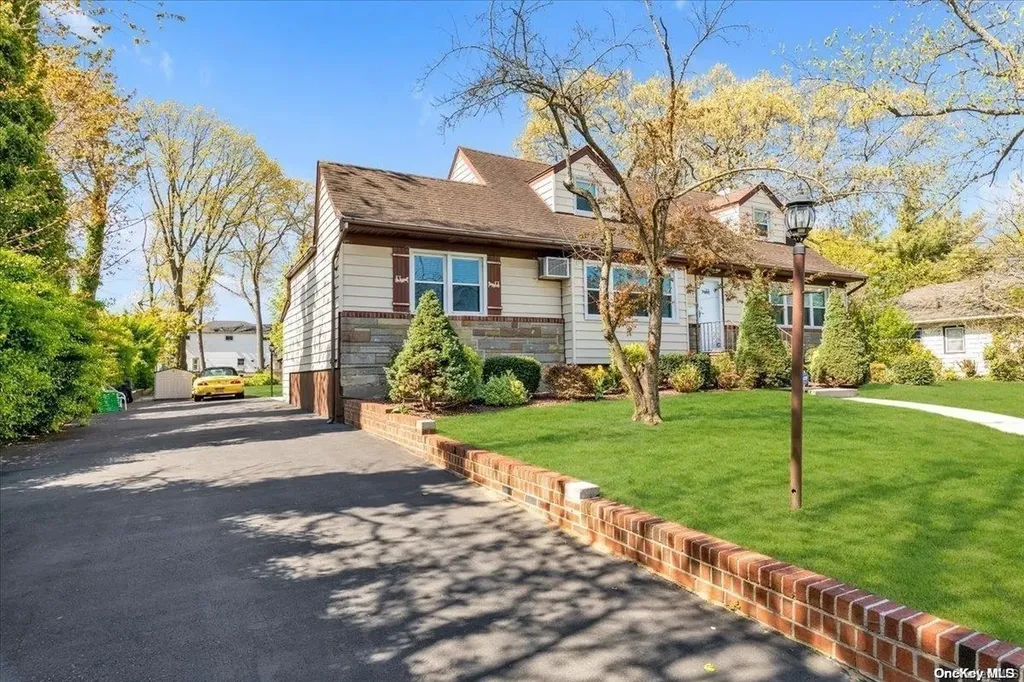 42 Surrey Lane Valley Stream NY 11580