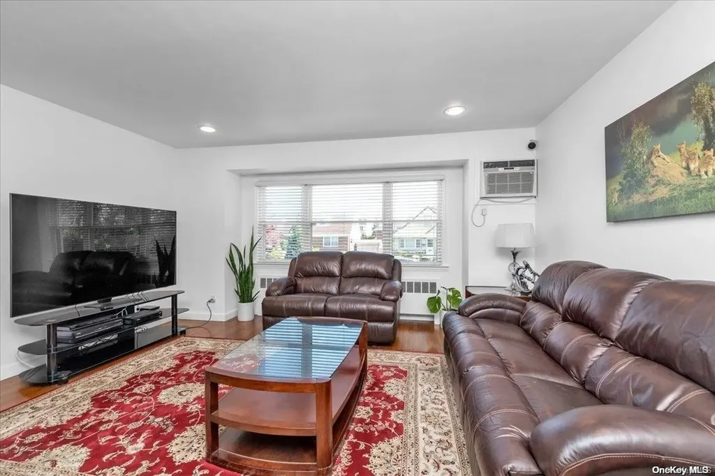 42 Surrey Lane Valley Stream NY 11580