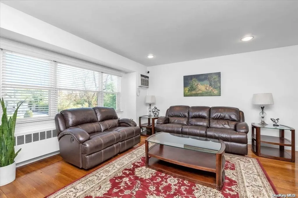 42 Surrey Lane Valley Stream NY 11580