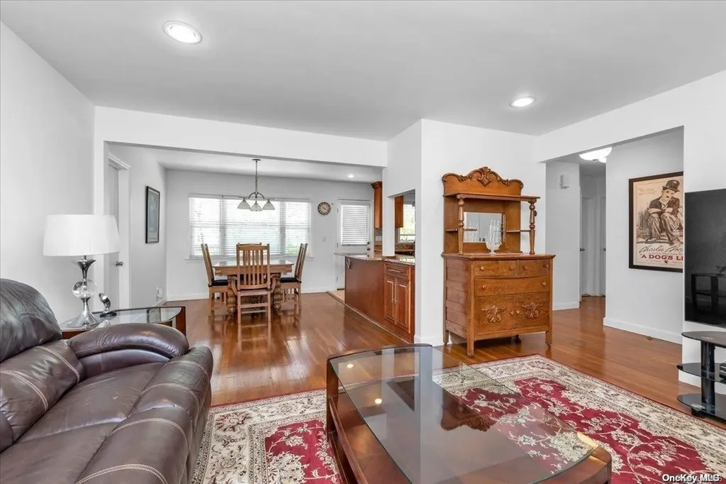 42 Surrey Lane Valley Stream NY 11580