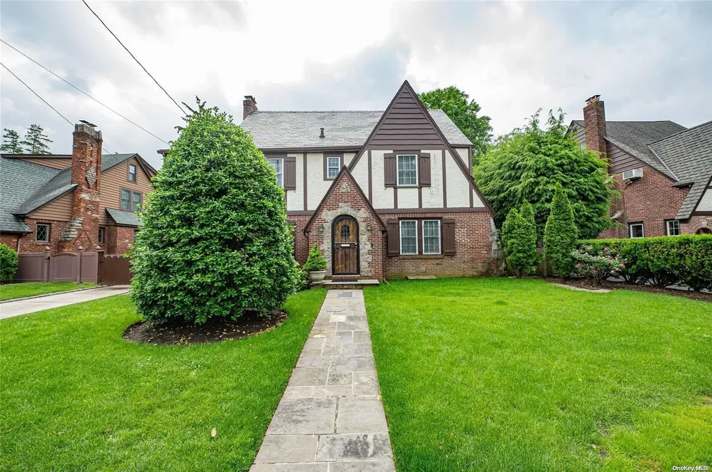 56 Donald Street East Williston NY 11596