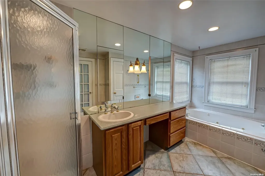 56 Donald Street East Williston NY 11596