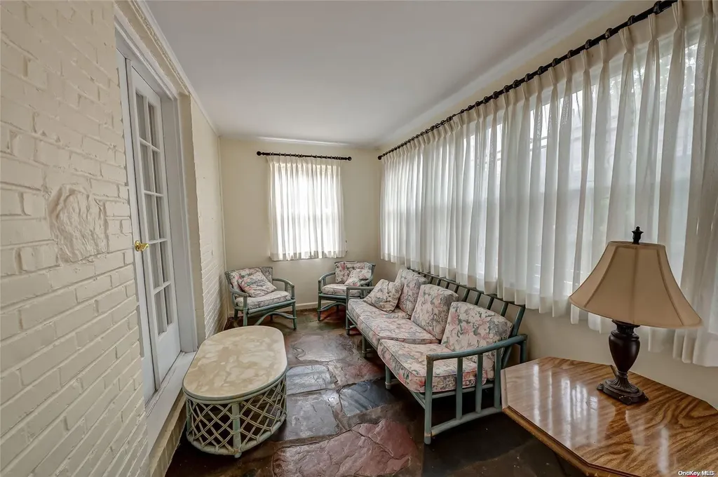 56 Donald Street East Williston NY 11596