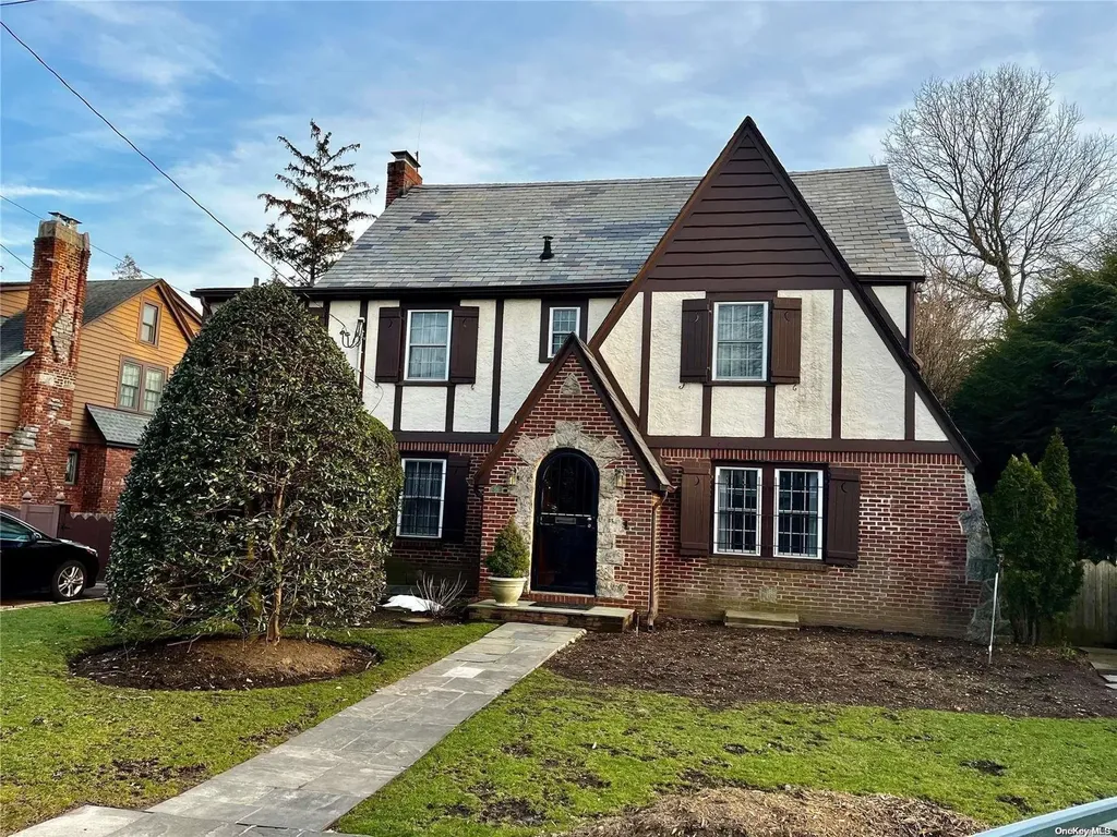 56 Donald Street East Williston NY 11596