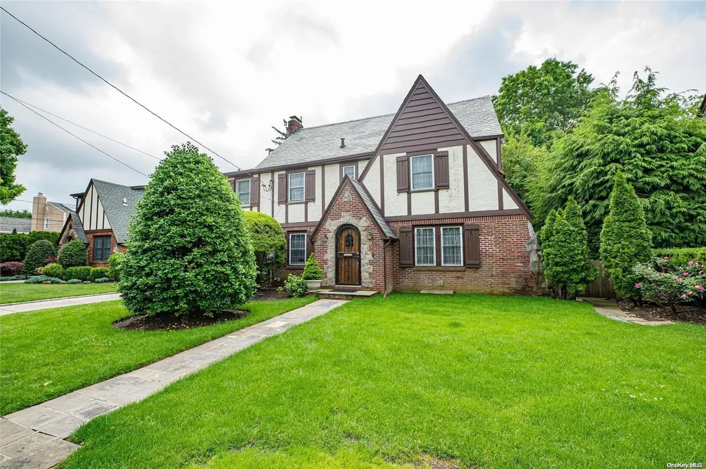 56 Donald Street East Williston NY 11596