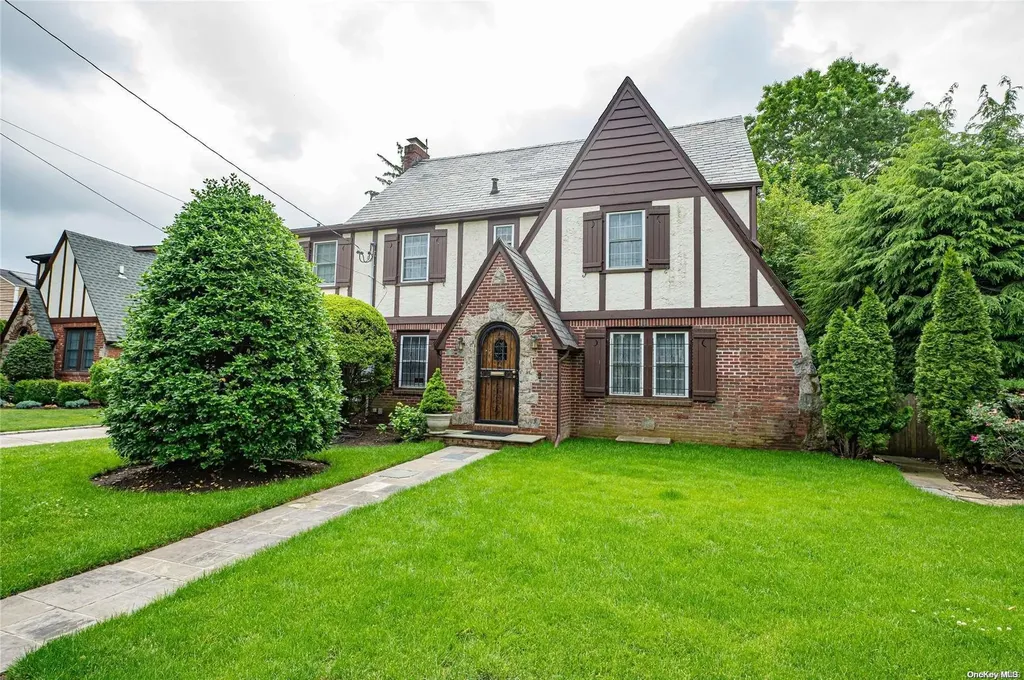 56 Donald Street East Williston NY 11596