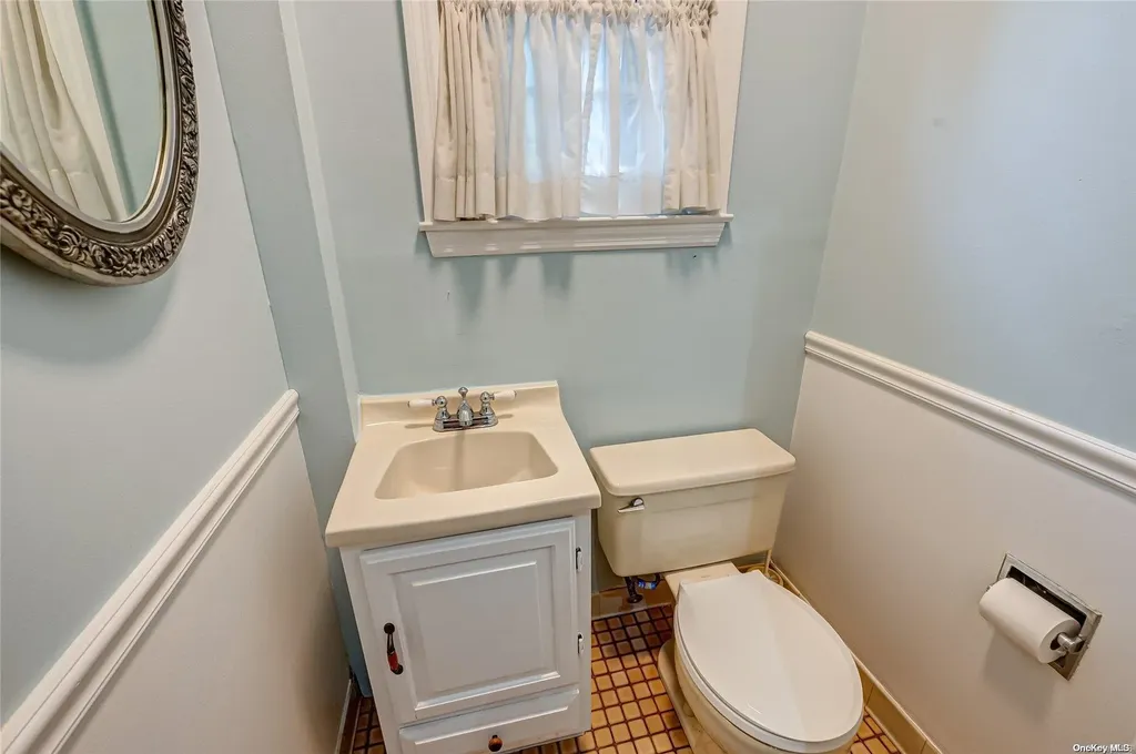 56 Donald Street East Williston NY 11596