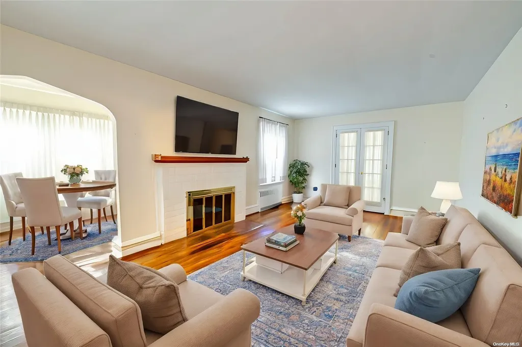 56 Donald Street East Williston NY 11596
