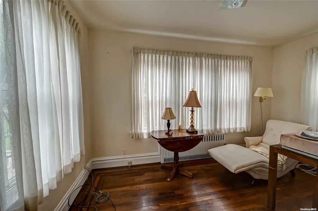 56 Donald Street East Williston NY 11596