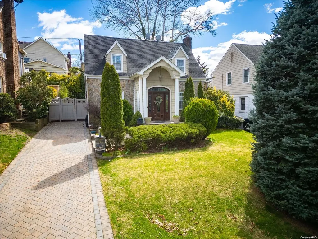 34 Upland Road Great Neck NY 11020