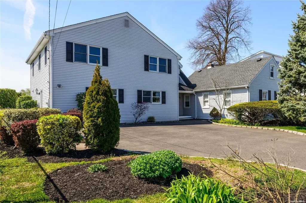 24 Garfield Place Massapequa NY 11758
