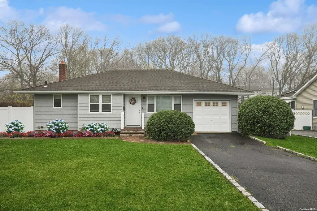 42 Howell Drive Smithtown NY 11787