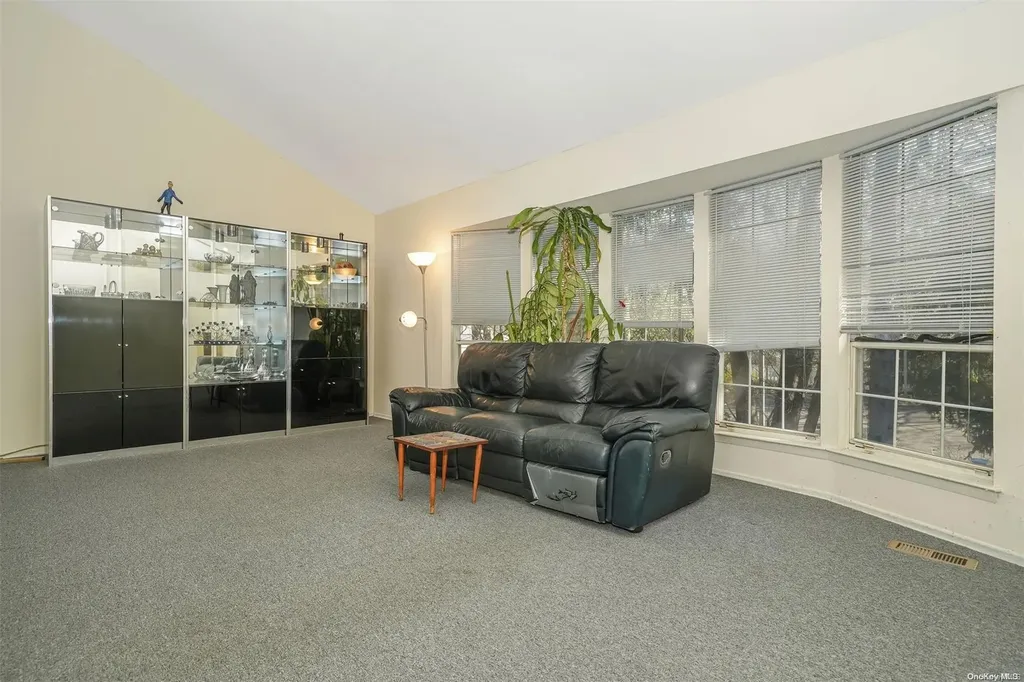 37 Santa Barbara Drive Plainview NY 11803