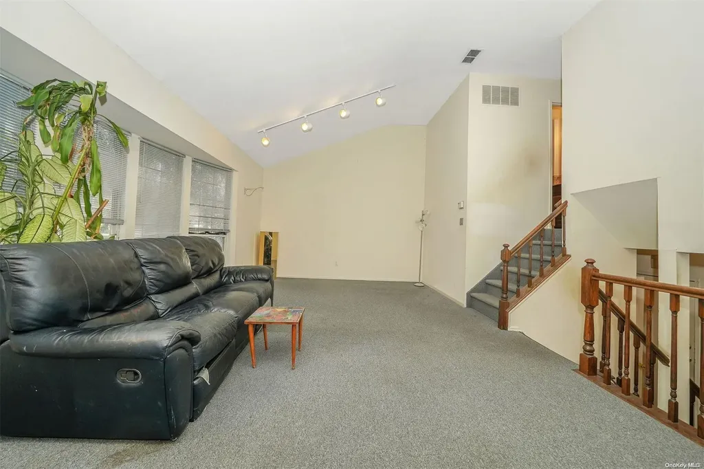 37 Santa Barbara Drive Plainview NY 11803