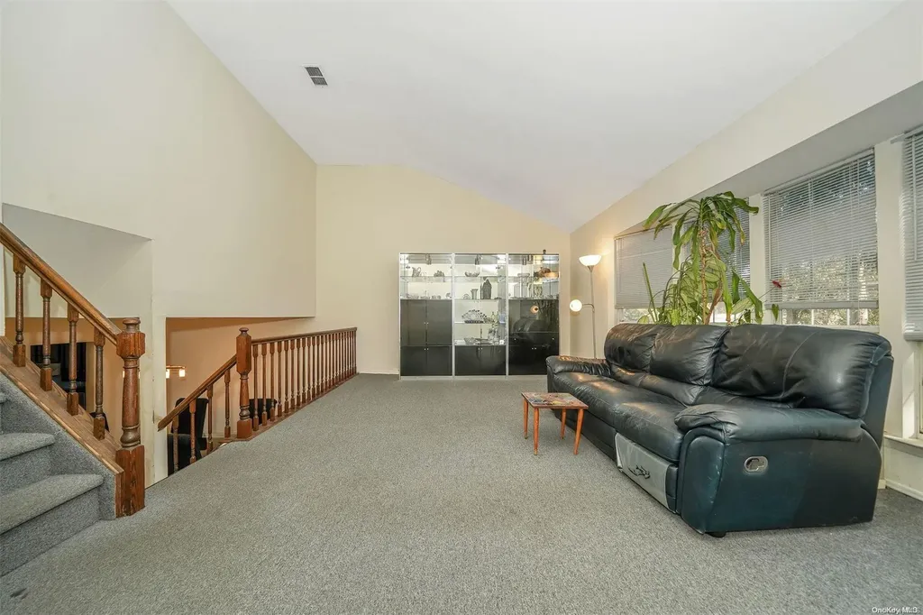 37 Santa Barbara Drive Plainview NY 11803