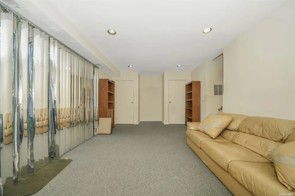 37 Santa Barbara Drive Plainview NY 11803