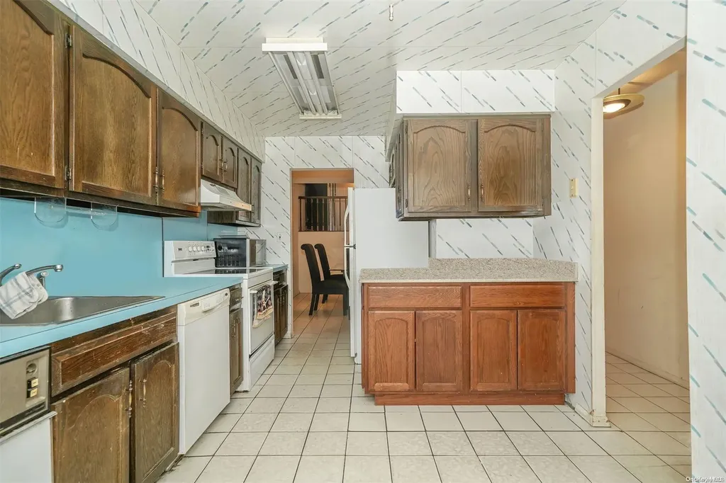 37 Santa Barbara Drive Plainview NY 11803