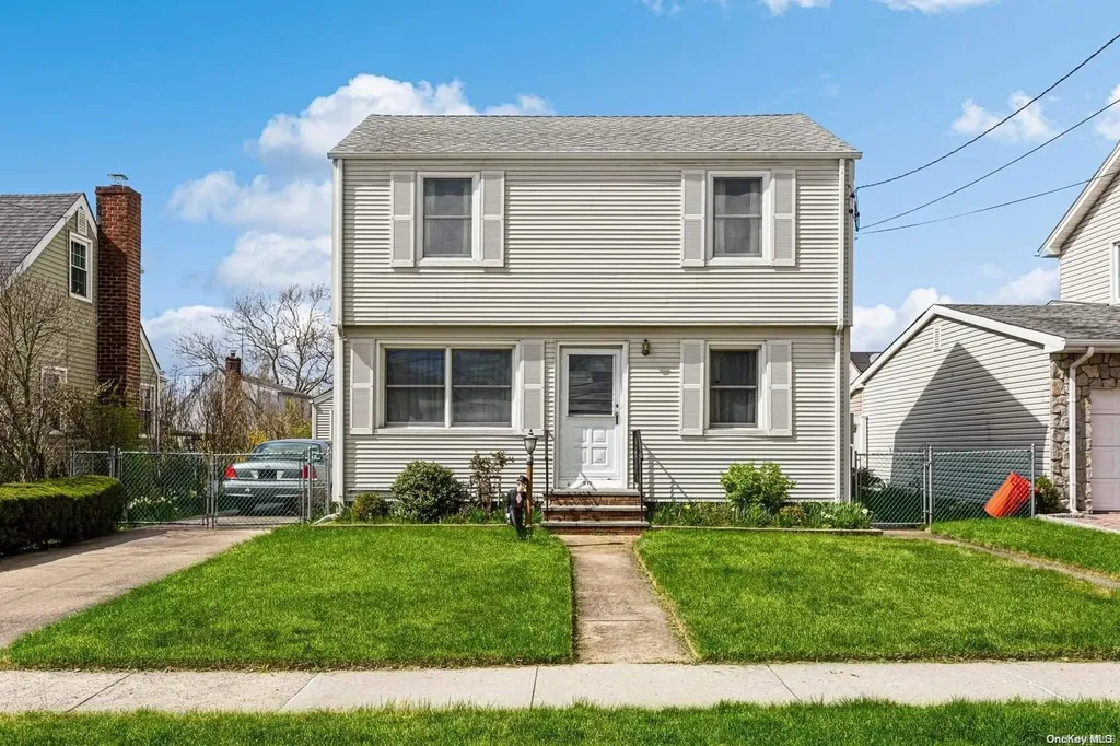 518 Helen Road Mineola NY 11501