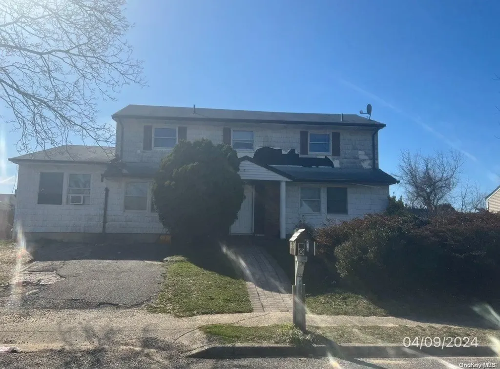 220 Leaf Avenue Central Islip NY 11722