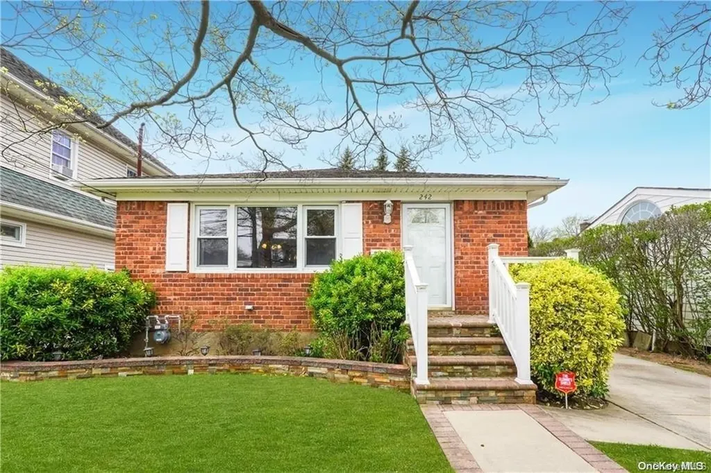 242 E Beverly Parkway Valley Stream NY 11580