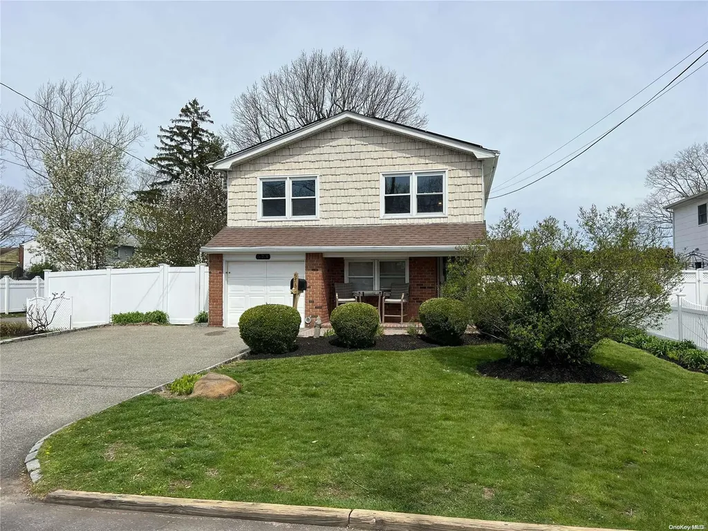 573 Windmill Avenue West Babylon NY 11704