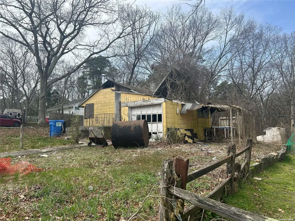 16 Wildwood Trail Riverhead NY 11901